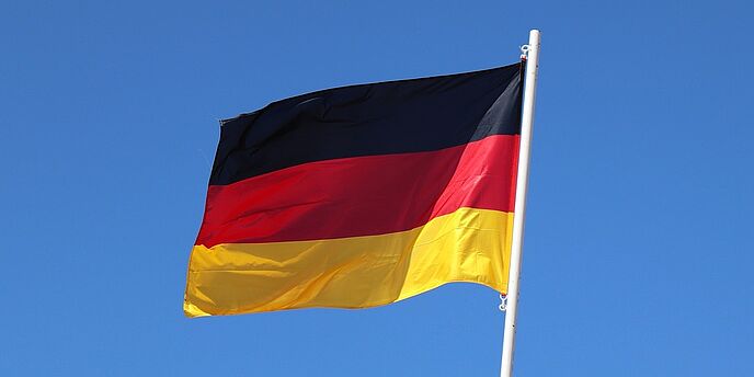 Flagge von Deutschland mit blauem Himmel im Hintergrund