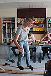 Junge balanciert auf Slack Line im Klassenzimmer